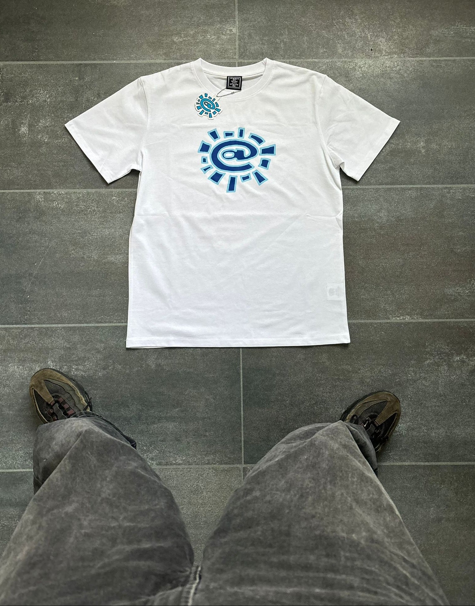 Adwysd White & Blue Sun Graphic Tee – graphicgarms