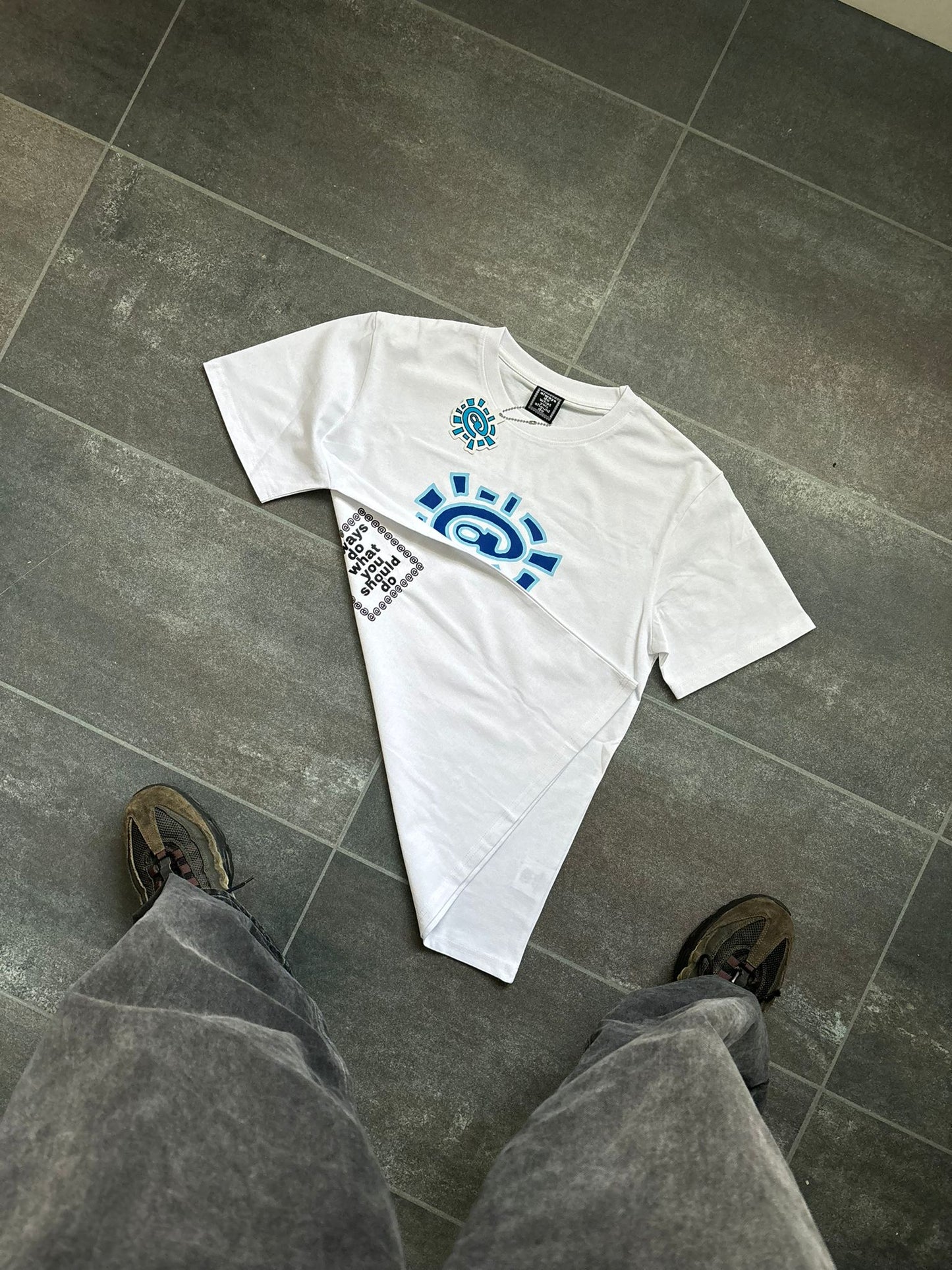 Adwysd White & Blue Sun Graphic Tee